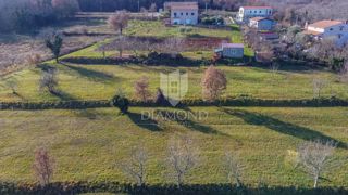 Motovun, okolica, gradbeno zemljišče za vaš dom!