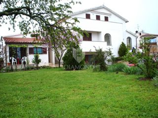 Hiša z bazenom in dvema apartmajema - 5 km od morja in centra Poreča!