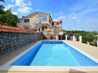Opatija, okolica, hiša s sedmimi apartmaji, bazen in pogled na morje