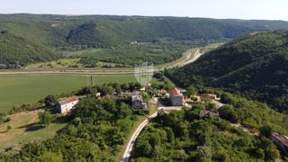 Grožnjan, okolica! Posestvo z velikim zemljiščem!
