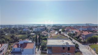 Pula, Medulin, Penthouse z vrtom in dvema parkirnima mestoma