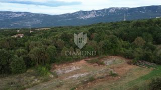Okolica Labina, gradbeno zemljišče z projektom