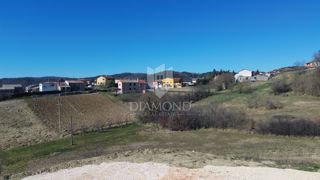 Pazin, lepo zemljišče z gradbenim dovoljenjem