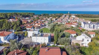 Umag, Novogradnja, vrstna hiša nedaleč od plaže