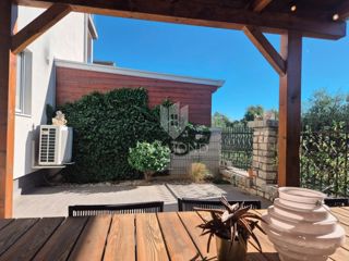 Poreč – moderno pritlično stanovanje z vrtom in teraso