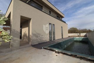 STOP! Vila z bazenom in 4 spalnicami, le 3 km od Poreča – takšne priložnosti ne ostanejo dolgo na trgu