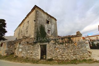 Puntera, hiša za prenovo s pogledom na morje
