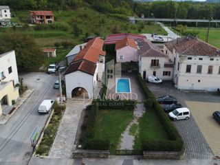 Okolica Oprtlja, 2 istrski hiši z bazenom in velikim vrtom