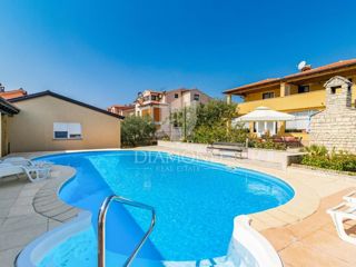 Poreč, apartmajska hiša z bazenom in prostornim vrtom!