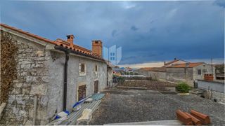 Priložnost za prenovo! Vrstna hiša s pogledom na morje, Peruški!
