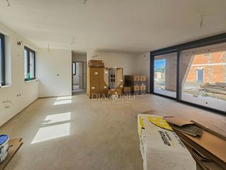 Umag, okolica! Novogradnja! Moderno stanovanje v pritličju z velikim vrtom!