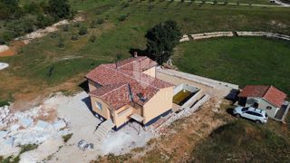 Svetla, udobna hiša obdana z zelenjem
