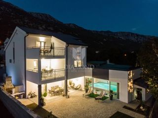 Edinstvena vila z notranjim bazenom