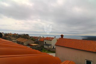 Lepa kamnita hiša v bližini Labina s pogledom na morje
