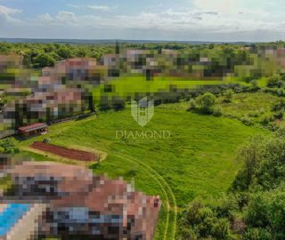 Prostorno zemljišče v bližini Rovinja, primerno za investicijo