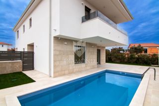 KRK, MALINSKA, POL-SAMOSTOJNA HIŠA Z BAZENOM