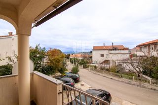 Krk, dvosobno stanovanje v prvem nadstropju, blizu plaže