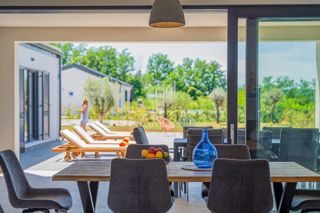 Nova hiša z bazenom, okolica Labina