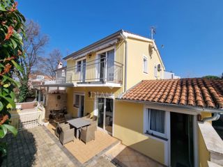 Poreč, družinska hiša v vrsti s stanovanjem in konobo