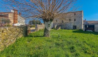 Svetvinčenat, prostorna kamnita hiša, pripravljena na nov sijaj