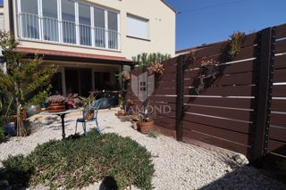 Novogradnja! Trisobno stanovanje v pritličju z velikim vrtom in parkirnim mestom. 1 km od morja, v centru kraja. 