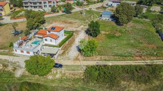 Novigrad, okolica! Hiša z bazenom in dvema zemljiščema s projekti!