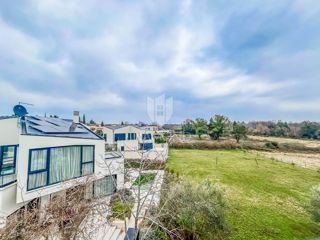 Poreč, okolica, trisobno stanovanje v prvem nadstropju s strešno teraso!