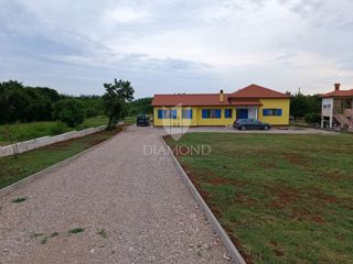 Labin, okolica, novozgrajena enonadstropna hiša s prostornim vrtom