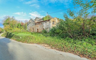 Oprtalj, okolica! Gradbeno zemljišče z ruševinami na mirni lokaciji!