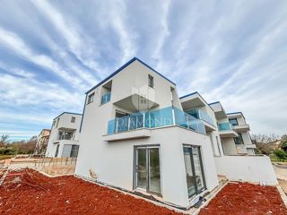 Umag, Lovrečica, Novogradnja z vrtom 300m od morja!
