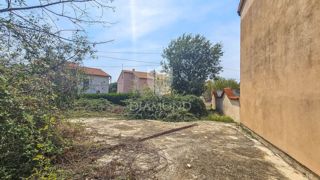 Zemljišče z gradbenim dovoljenjem za 5 apartmajev, Medulin!