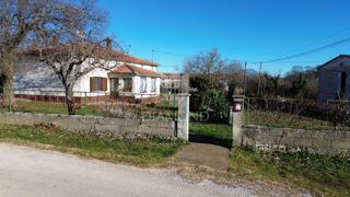 Lepa hiša z velikim vrtom v bližini Pule