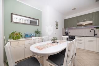 Žminj, odlično stanovanje v centru s shrambo in parkiriščem