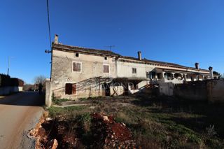 Dve hiši za prenovo z velikim dvoriščem, okolica Žminja