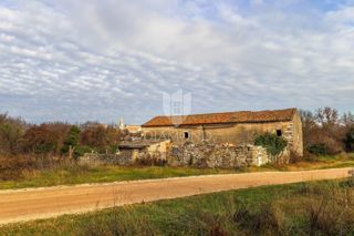 Bale, osamljena kamnita hiša za prenovo