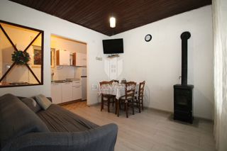 RIJEKA, ČAVLE – HIŠA Z DVORIŠČEM