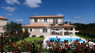 Žminj, okolica, vrhunska novogradnja z bazenom in letno kuhinjo