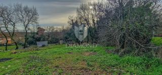 Novigrad, okolica, čudovito zemljišče velikosti 1082 m2 z označeno starino!