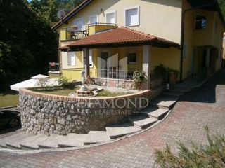 Opatija, okolica, lepa družinska hiša s tremi apartmaji, obdana z naravo