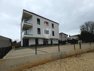 Poreč, fantastično stanovanje v pritličju 500 m od morja!