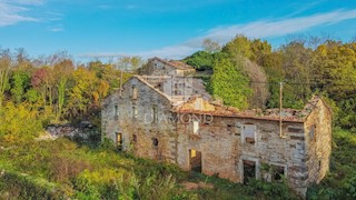 Oprtalj, okolica! Gradbeno zemljišče z ruševinami na mirni lokaciji!