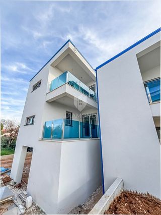 Umag, Lovrečica, Trisobno stanovanje v prvem nadstropju!