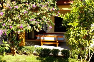Rovinj, etaža hiše z dvema apartmajema na iskani lokaciji