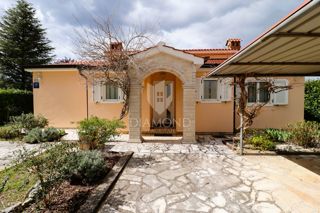 Poreč, okolica, enonadstropna hiša z urejenim vrtom, bazenom in garažo