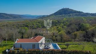 Okolica Motovuna, moderna vila s pogledom na Motovun