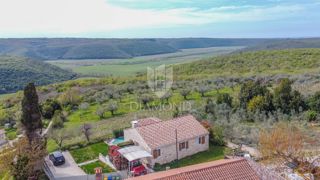 Istra, okolica Buj - vrstna hiša s panoramskim razgledom!