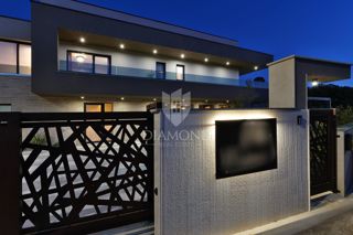 RAZKOŠNA NOVA VILA Z ZASEBNIM WELLNESSOM