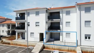 Poreč, okolica, stanovanje v pritličju s teraso in zadnjim vrtom