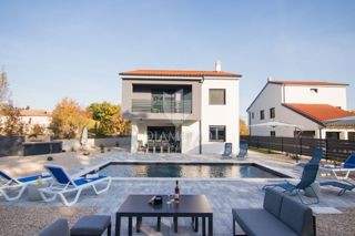 ŠILO, NOVA POČITNIŠKA HIŠA Z BAZENOM