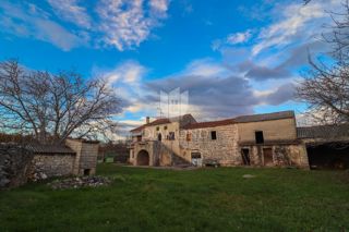 Avtohtona rezidenca, kamnita hiša z veliko parcelo/okolico